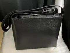 Hush Tug ブラックレザーショルダーバッグ