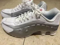 Nike Shox R4 ホワイト/シルバー スニーカー