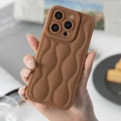 エモニーク　オニオンキルトデザイン PUレザー iPhone14ケース　ブラウン