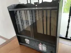 黒の木製ガラスキャビネット