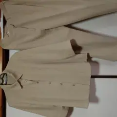 ベージュ ボタン付きシャツ パンツセットアップ