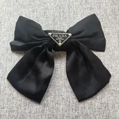 PRADAロゴ付きブラックリボンヘアクリップ