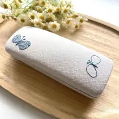 ミナペルホネン　choucho ベージュメガネケース　リバティ