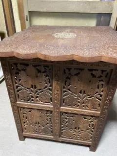 木彫りの木製テーブル