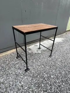 シンプルな木製天板のスタンドテーブル