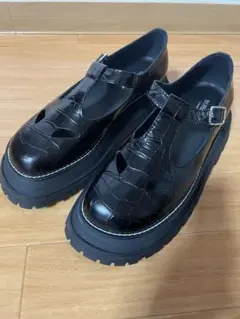 Burberry エナメルT ストラップシューズ ブラック サイズ38