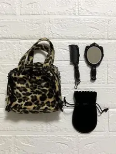 【美品】　メイクポーチ　コスメバッグ　くし　手鏡　ミラー　セット　ヒョウ柄