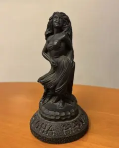 黒色の女性像の彫刻 COCOJOE’S
