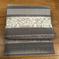 袋帯 グレーと白のストライプ 花柄刺繍