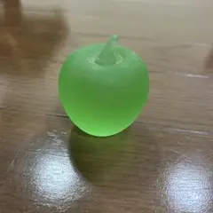 緑色のリンゴ型置物
