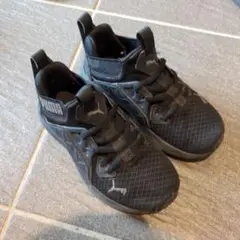 PUMA ブラック スニーカー