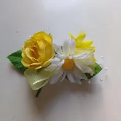 黄色のバラと白いデイジーのコサージュ