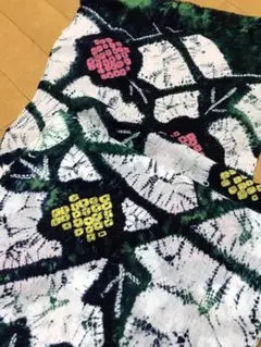 ❹ 老舗の絞り高級反物 濃紺地に色とりどりのお花が絞られています。