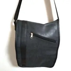 かぶせショルダーバッグ　黒　ななめ掛け