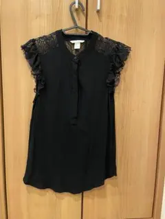 H&M レースフリル付き黒ノースリーブシャツ