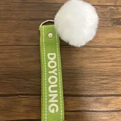 DOYOUNG ポンポン付きキーホルダー