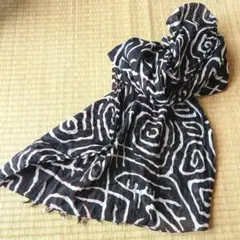ストール 紺色地に白と赤のぐるぐる模様