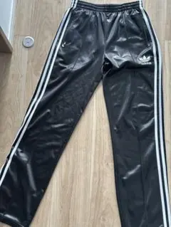 adidas 光沢黒ジャージパンツ