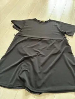黒いひざ丈ワンピース 半袖