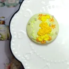 橙色薔薇刺繍のブローチ