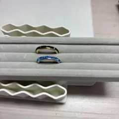 ゴールドとブルーのストーン付きリング