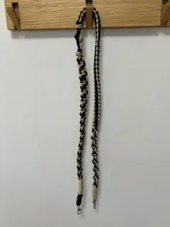 スマホショルダーストラップ 黒とベージュ 編み込み