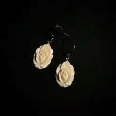 美品 薔薇のピアス 2216