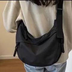 【再入荷】軽量 斜めがけバッグ 黒 ショルダー 男女兼用 通勤通学 旅行 便利