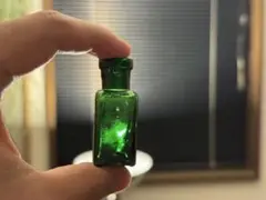 英国 ヴィンテージ 薬瓶 小瓶 ガラス 瓶 一輪挿し グリーン