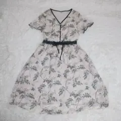 半袖ミモレ丈ワンピース 薄いベージュと緑の葉柄 S