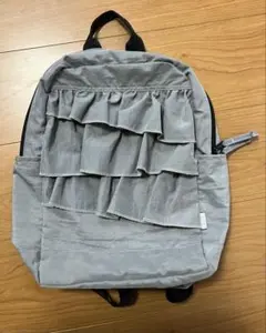 フリル付きグレーリュック