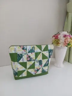 ハンドメイド 緑と花柄のポーチ