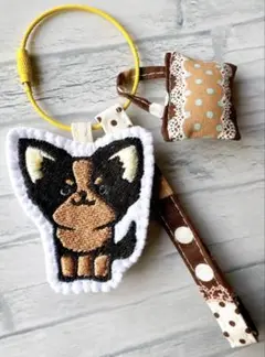 ハンドメイド　刺繍　チワワ　ストラップ　ミニバッグキーホルダー付き　犬