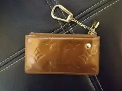 ルイヴィトン LOUIS VUITTON ヴェルニ ポシェット・クレ ブロンズ