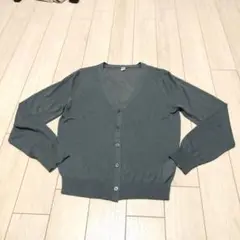 今日だけ価格。ユニクロのオリーブグリーンのライトカーディガン