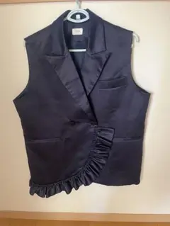 bibiy フリル付き黒サテンベスト