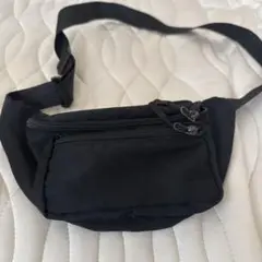 ブラックボディバッグ ジッパーポケット付き