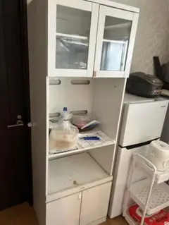 白い食器棚 ガラス扉付き