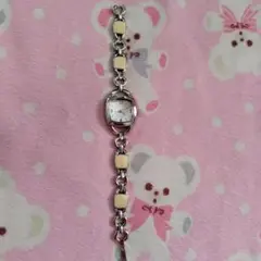 シンプルアナログ腕時計白色かわいいコーデ四角い形銀色お出かけに