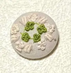 ハンドメイド刺繍ブローチ・ヘアゴム☆小花とクローバー