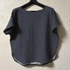 後ろ身頃に大きな白の飾りボタンが付いた、フレンチ袖カットソー (新品未使用)