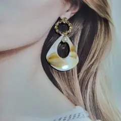 ピアス　(大きめ)　金属製ツイストリング&天然石調抜き雫