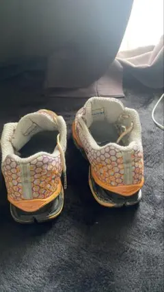 オレンジと白のランニングシューズ