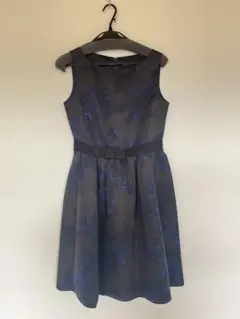 ブラック・ブルー花柄ノースリーブドレス
