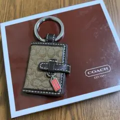 COACH コーチ ピクチャーフレーム　キーホルダー、チャーム　M25 公式】COACH – コーチ | シグネチャー ピクチャー フレーム