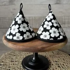 ● Handmade 三角鍋つかみ お花柄 ストウブ ル・クルーゼなどに ●