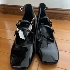 ブラックエナメルストラップシューズ