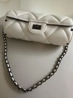 ホワイトキルティングショルダーバッグ