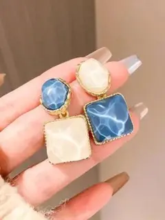 青と白のアシンメトリーピアス【新品】