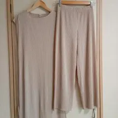 ユニクロ　プリーツワンピース　パンツ　セットアップ　ベージュ　タグなし未使用品